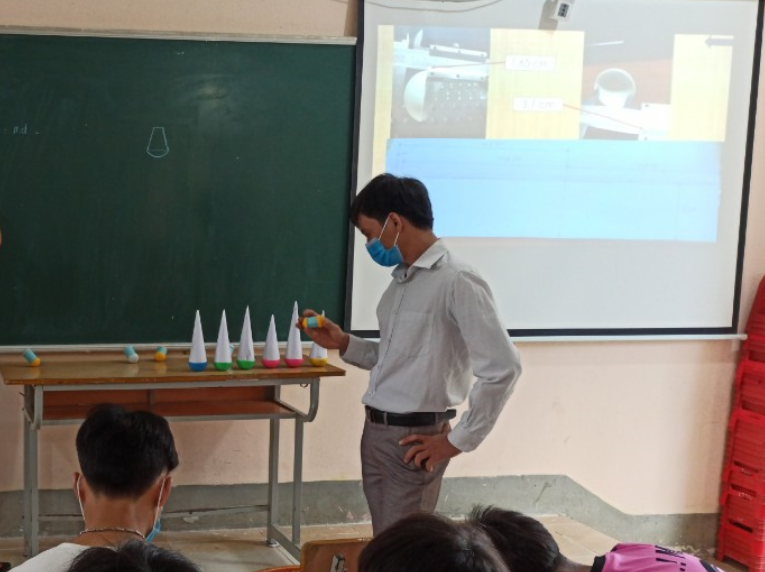 Đồng chí Trần Đình Quang – Hiệu trường Nhà trường đánh giá sản phẩm của HS