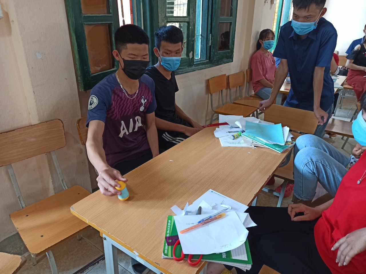 Hình ảnh nhóm học sinh thừ nghiệm sản phẩm